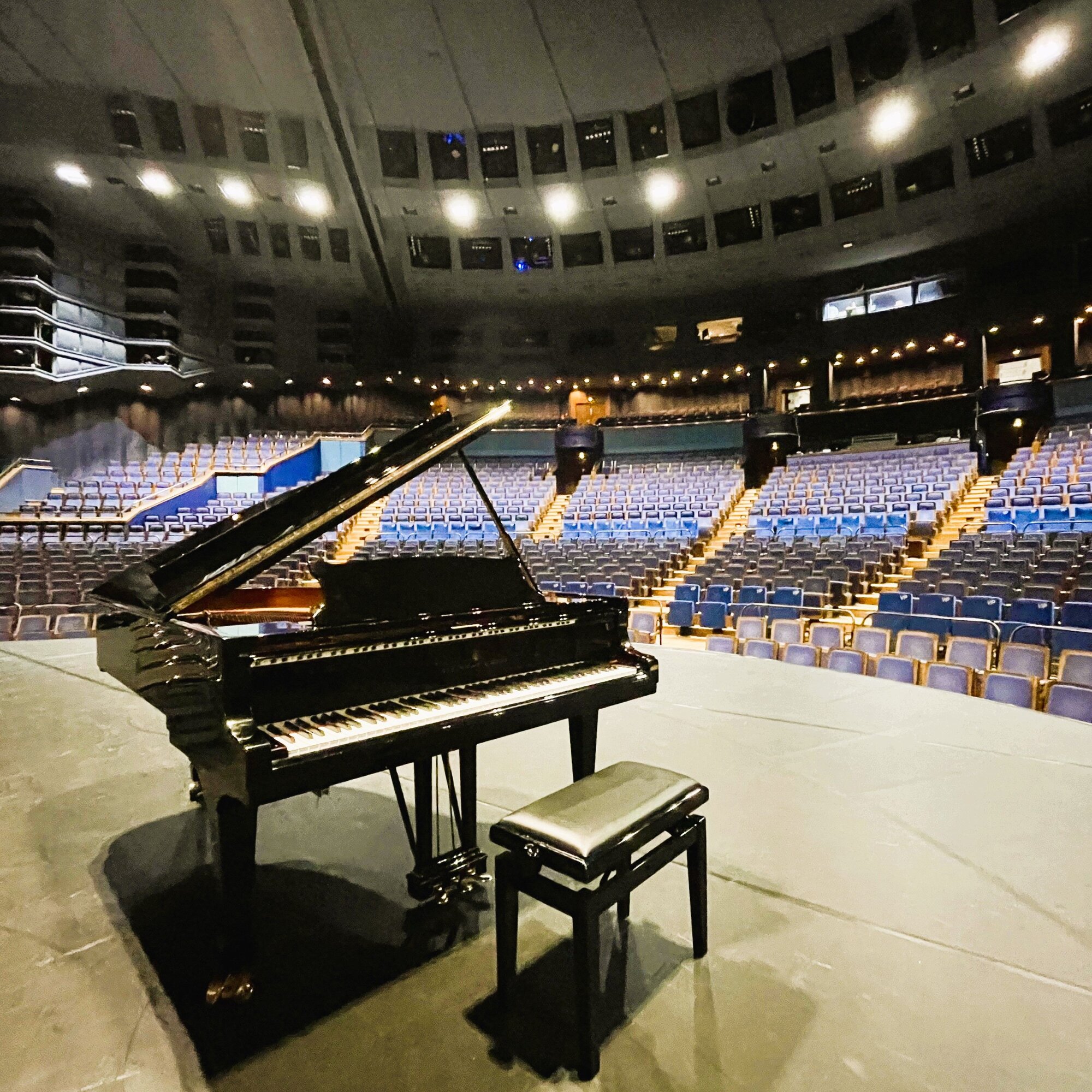 Deuker Pianos & Flügel