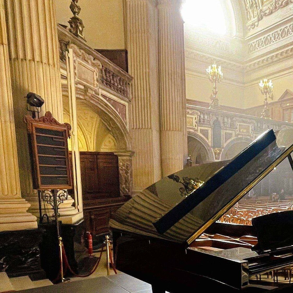 Deuker Pianos & Flügel