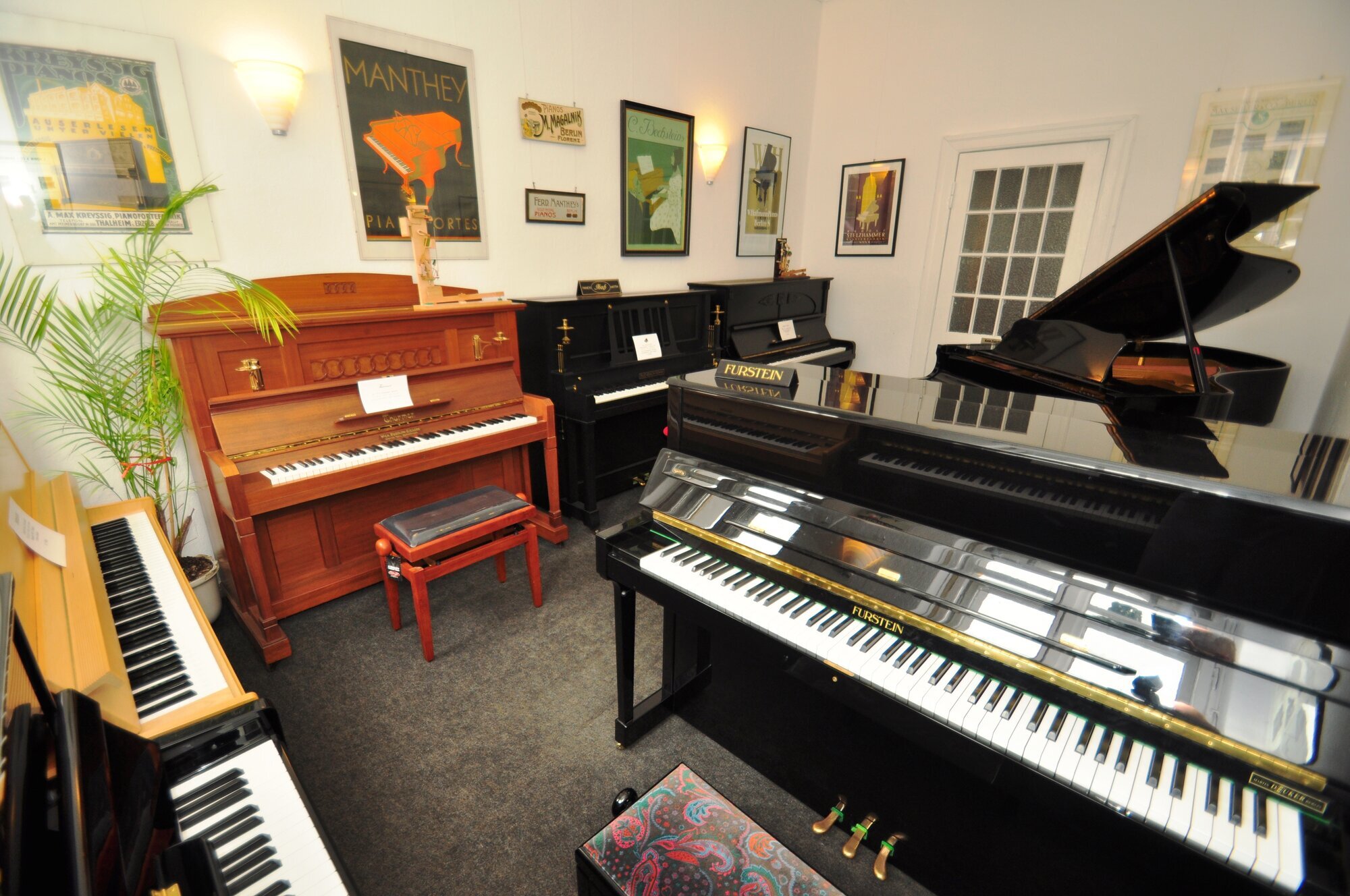 Deuker Pianos & Flügel