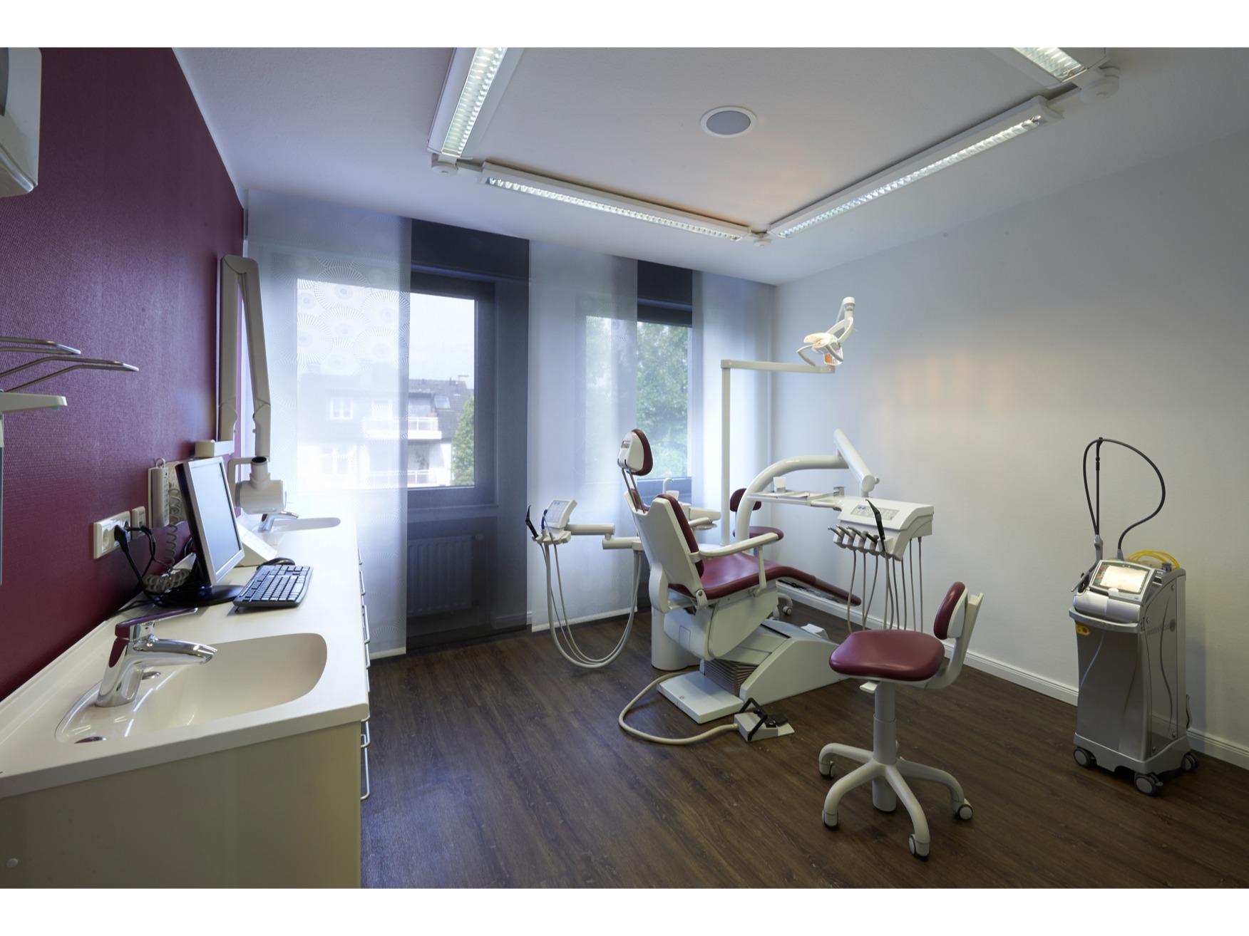 Dr. med.dent. Jak Hayim MSc Zahnarzt