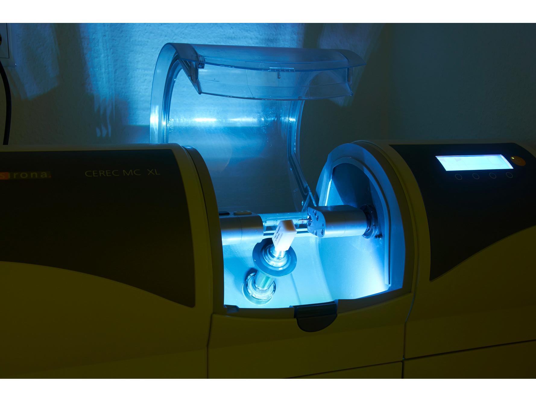 Dr. med.dent. Jak Hayim MSc Zahnarzt